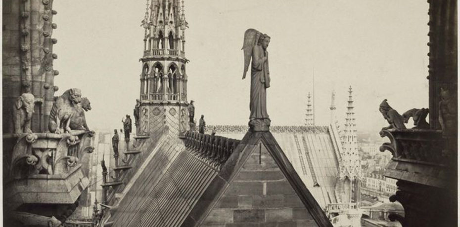 Vue de Notre-Dame de Paris avec la flèche et l’ange du Jugement dernier
