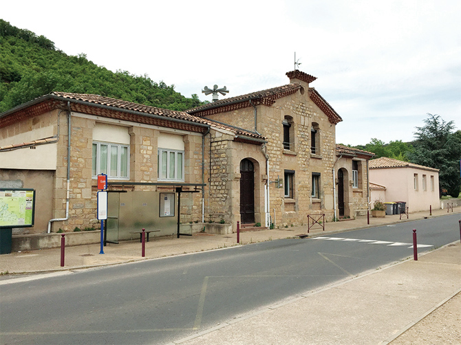 Façade historique de l’école construite en 1912 et d’une extension récente qui lui est accolée. Crédit photo : CAUE 34